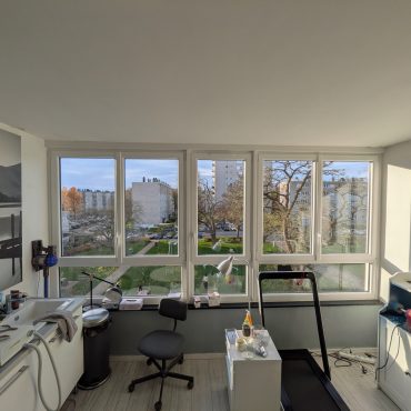 Nouvelle menuiserie PVC Équilibre Plus 80 Prefal posée en applique avec étanchéité Illbruck dans un cabinet médical à Mont-Saint-Aignan (76130)