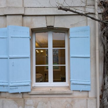 Fenêtre bois sur mesure avec cintre surbaissé posée par Menuiserie EGI à Le Vaudreuil