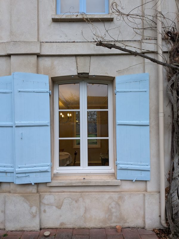 Fenêtre bois sur mesure avec cintre surbaissé posée par Menuiserie EGI à Le Vaudreuil