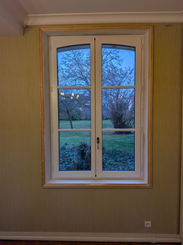 Fenêtre bois gamme Opéra avec finitions traditionnelles et chambranles à boudin à Le Vaudreuil