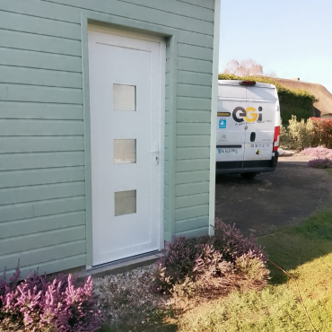 Porte d’entrée PVC MILLET posée à Quincampoix après création d’une ouverture dans un mur ossature bois