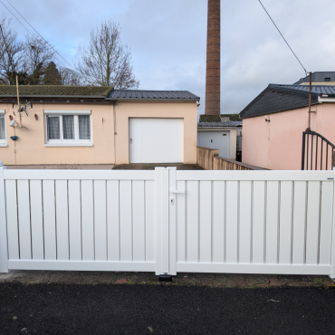 Portail aluminium blanc KOSTUM installé à Saint-Léger-du-Bourg-Denis (76160)