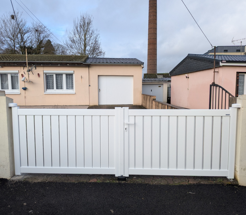 Portail aluminium blanc KOSTUM installé à Saint-Léger-du-Bourg-Denis (76160)