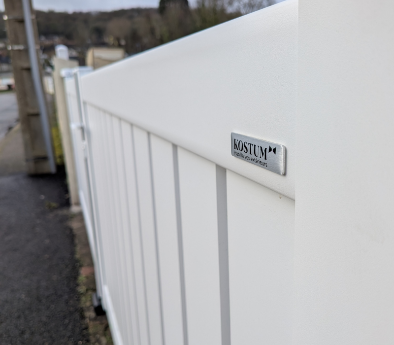 Portail battant aluminium blanc fermé après remplacement du portail PVC cassé