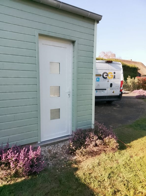 Porte d’entrée PVC MILLET posée à Quincampoix après création d’une ouverture dans un mur ossature bois