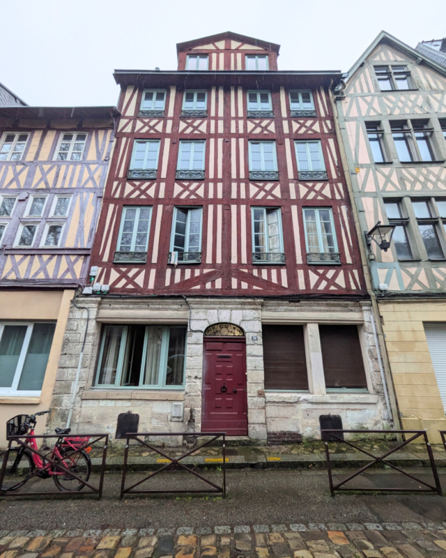Bâtiment ancien à colombage à Rouen avant rénovation des fenêtres bois en centre historique