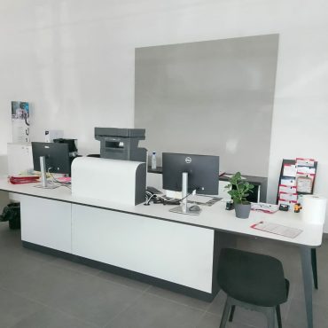 Assemblage de mobilier intérieur professionnel au garage Franqueville Auto à Franqueville-Saint-Pierre par Menuiserie EGI