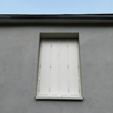 Persiennes acier blanches fermées installées sur une fenêtre à Rouen par Menuiserie EGI