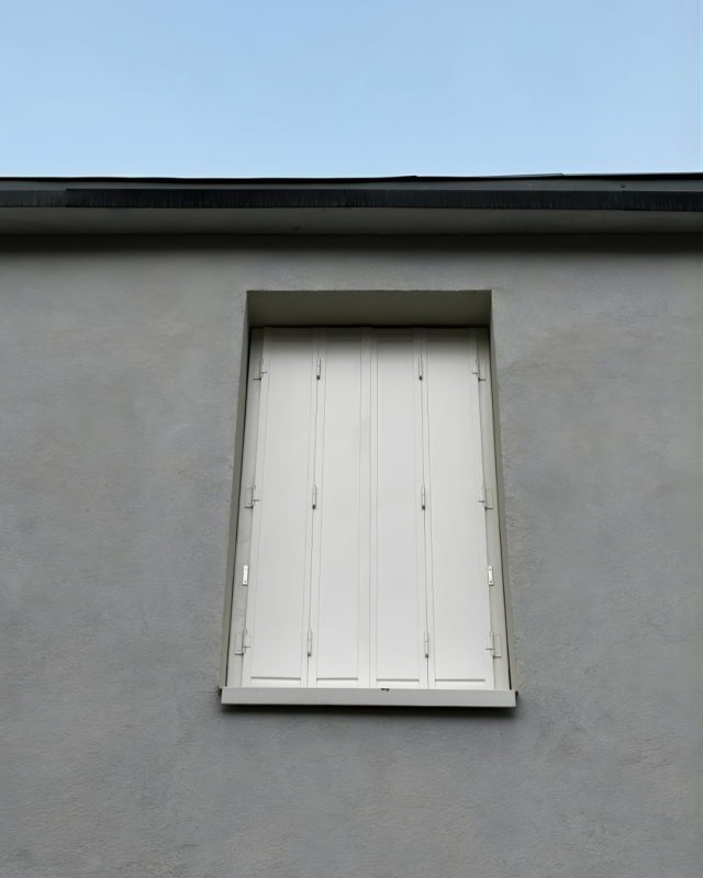 Persiennes acier blanches fermées installées sur une fenêtre à Rouen par Menuiserie EGI