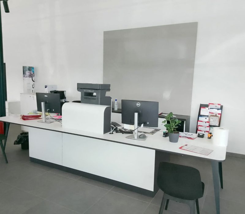 Assemblage de mobilier intérieur professionnel au garage Franqueville Auto à Franqueville-Saint-Pierre par Menuiserie EGI