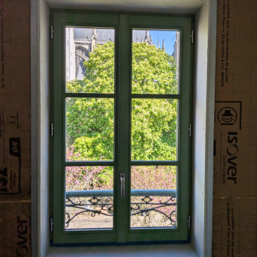 Pose de fenêtres bois Janneau RAL 6021 vert pâle sur immeuble ancien à Rouen