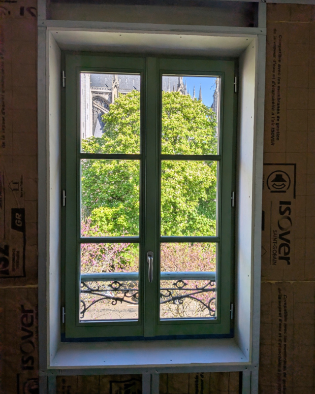 Pose de fenêtres bois Janneau RAL 6021 vert pâle sur immeuble ancien à Rouen