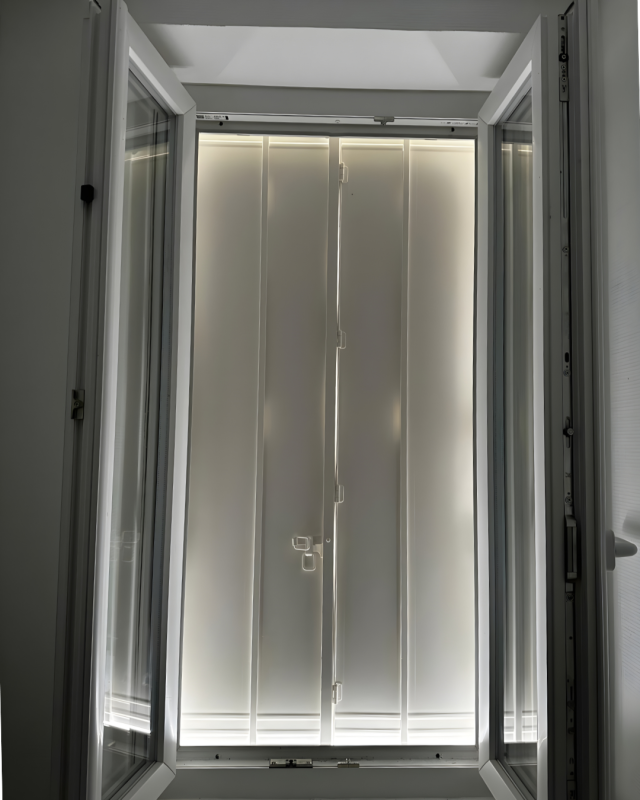 Vue intérieure persiennes acier France Fermeture modèle Ferasca à Rouen pour obscurité optimale