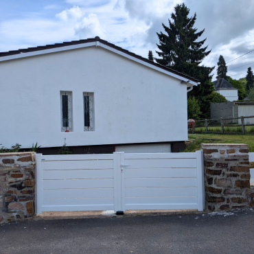 Portail aluminium blanc KOSTUM modèle MAEZ installé par Menuiserie EGI à Saint-Léger-du-Bourg-Denis