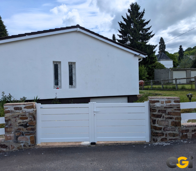 Portail aluminium blanc KOSTUM modèle MAEZ installé par Menuiserie EGI à Saint-Léger-du-Bourg-Denis