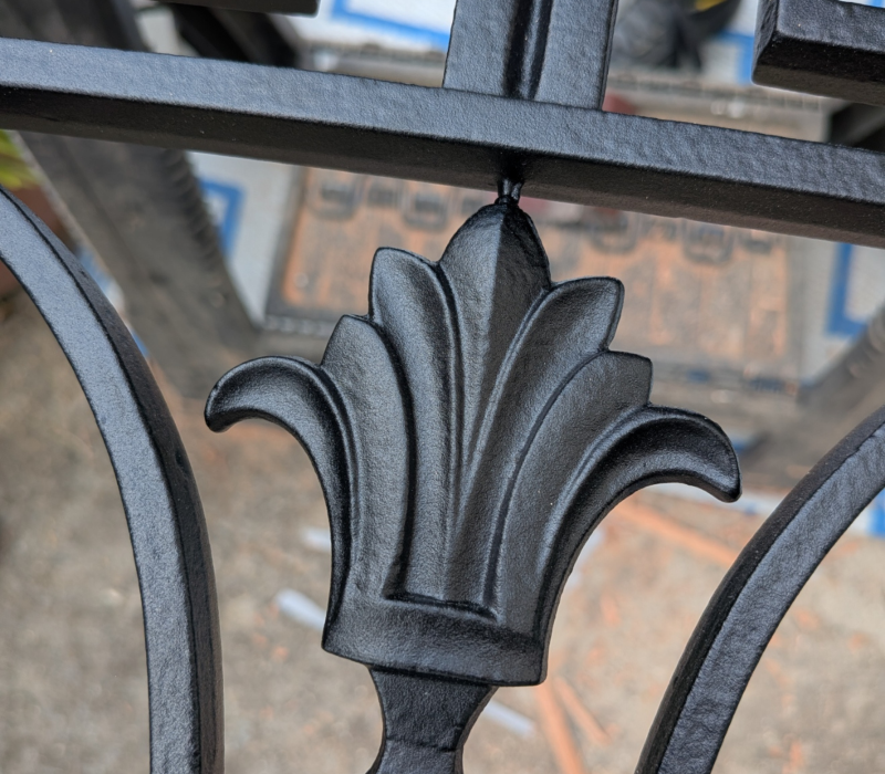 Grille ancienne restaurée par PMF Métallerie puis intégrée sur une nouvelle porte d'entrée en bois à Rouen.