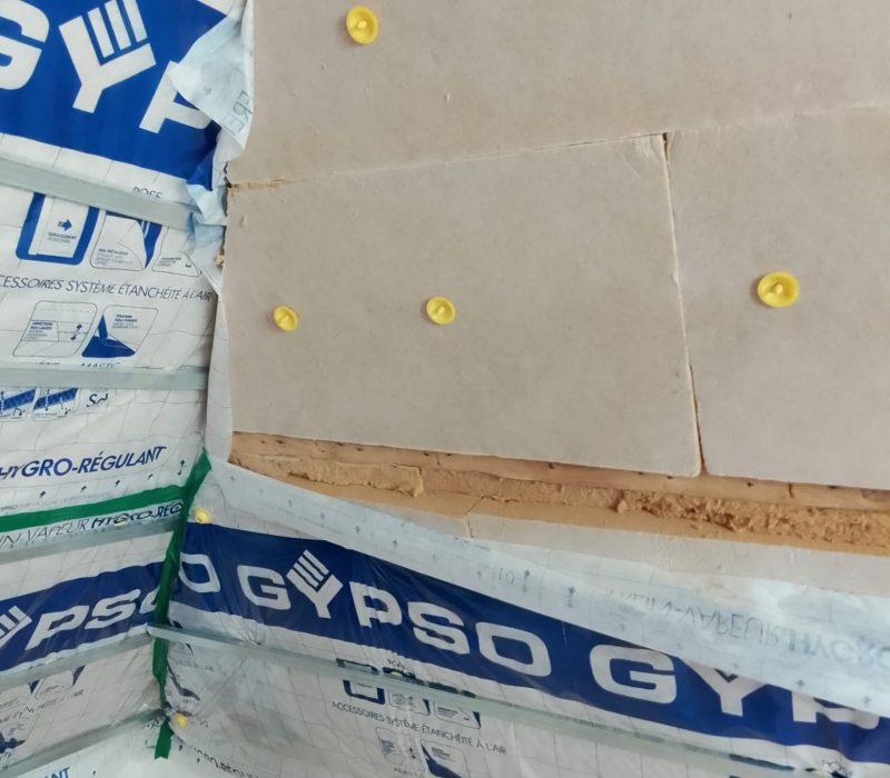 Pose d’un frein-vapeur après isolation des rampants en fibre de bois par Menuiserie EGI