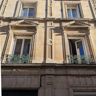 Façade d’un immeuble du centre de Rouen avec fenêtres rénovées par Menuiserie EGI