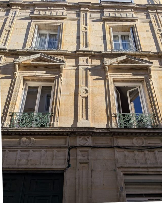 Façade d’un immeuble du centre de Rouen avec fenêtres rénovées par Menuiserie EGI