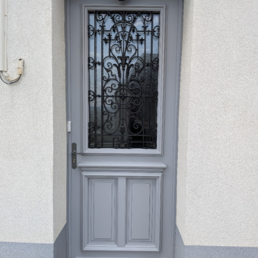 Nouvelle porte d’entrée en bois sur mesure UNIV’R Reveau installée à Rouen