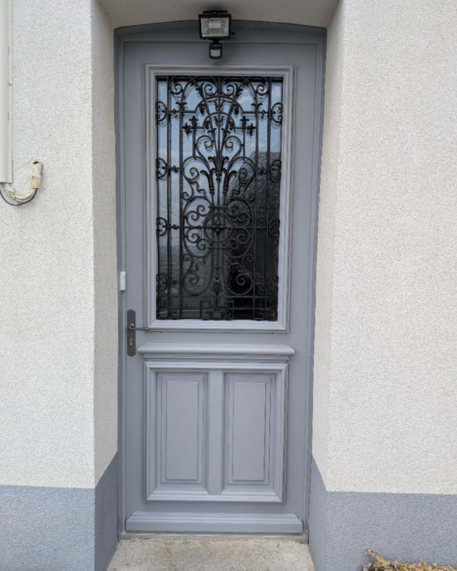 Nouvelle porte d’entrée en bois sur mesure UNIV’R Reveau installée à Rouen